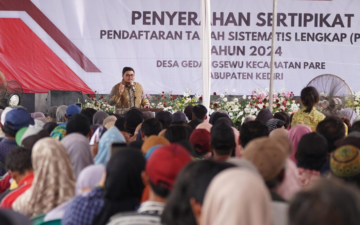 Bupati Kediri Hanindhito Himawan Pramana kembali menyalurkan sertifikat tanah melalui Program Pendaftaran Tanah Sistematis Lengkap (PTSL).