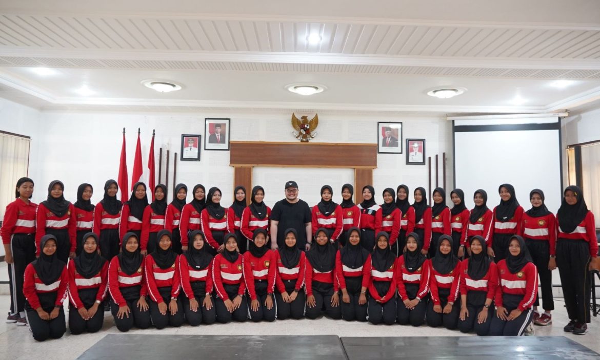 Anggota Paskibra Garuda 11 Kabupaten Kediri berfoto bersama Bupati Kediri Hanindhito Himawan Pramana.