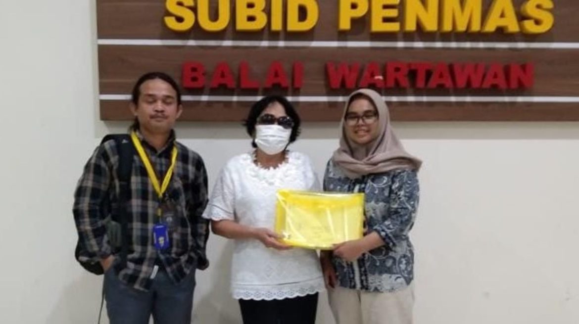 Keluarga korban (tengah) didampingi kuasa hukumnya melaporkan perektut korban TPPO.