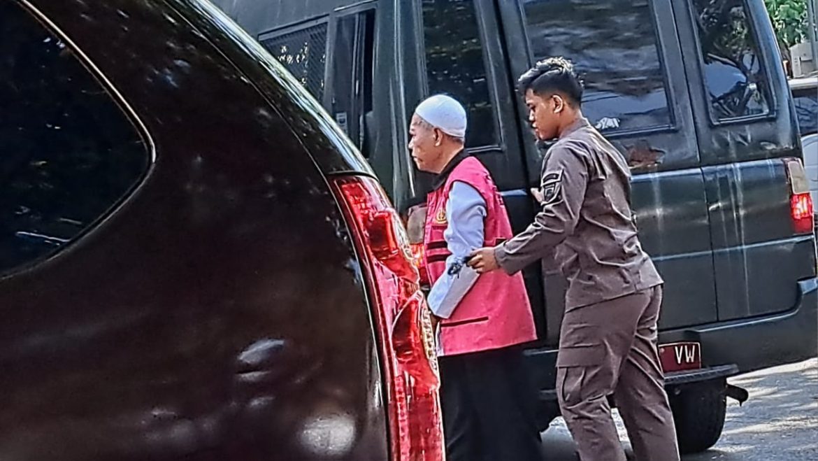 Terdakwa Jaka Suryanta eks Lurah Sawah Besar digelandang ke pengadilan untuk disidang kasus korupsi.