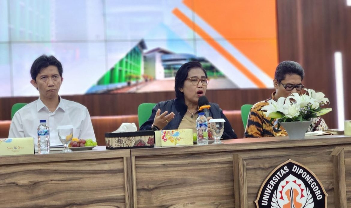 Dekan FK Undip Yan Wisnu (kiri) dan anggota Komisi IX DPR RI, Irma Suryani (tengah).
