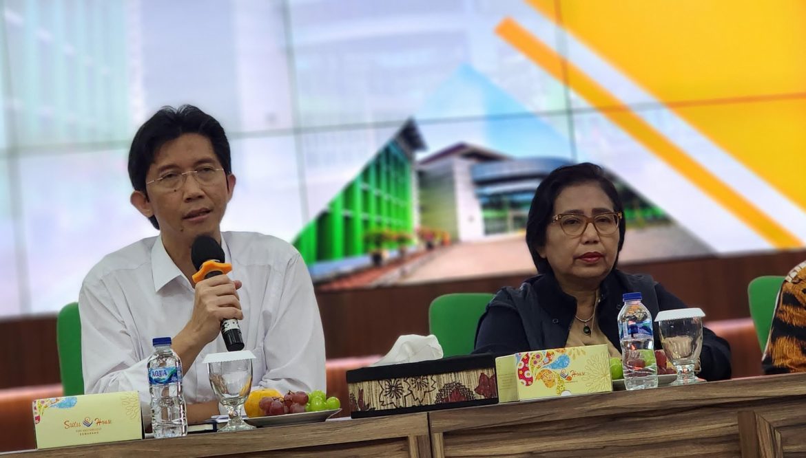 Dekan FK Undip, Dr dr Yan Wisnu Prajoko (kiri).