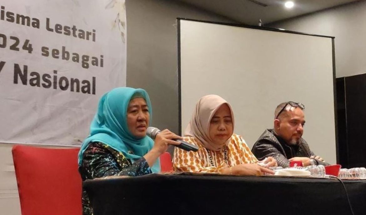 Ibu dari dr Aulia, Nuzmatun Malinah (kiri) bersama kuasa hukumnya saat menjelaskan kasus bullying yang menimpa anaknya.