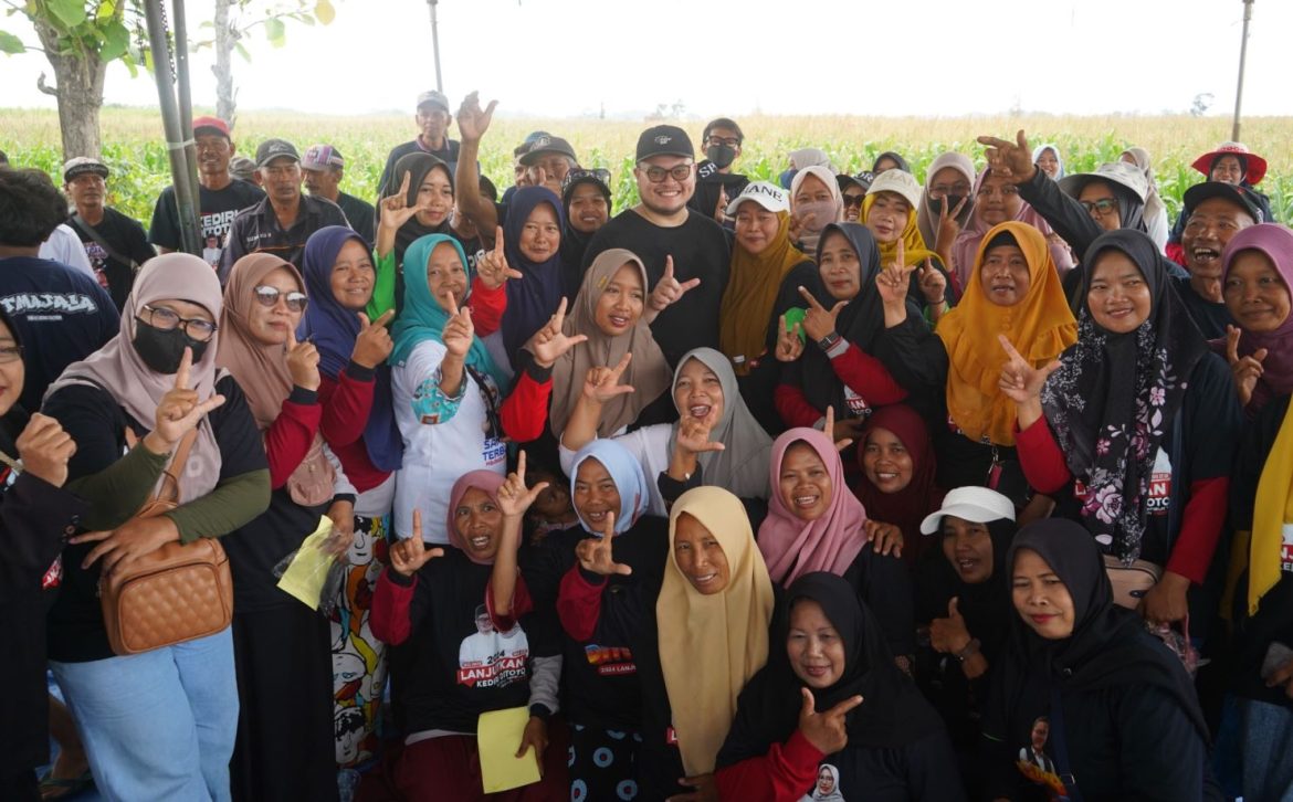 Calon bupati petahanan Kediri, Hanindhito Himawan Pramana, disambut teriakan warga: lanjutkan, saat tinjau pekerjaan insfratruktur jalan di Desa Ketawang, Kecamatan Purwoasri.