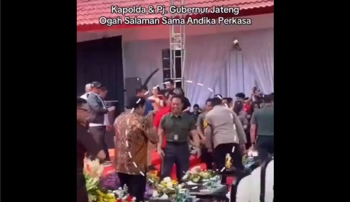 Pj Gubernur Jateng dan Kapolda Jateng enggan diajak salaman oleh Andika Perkasa.
