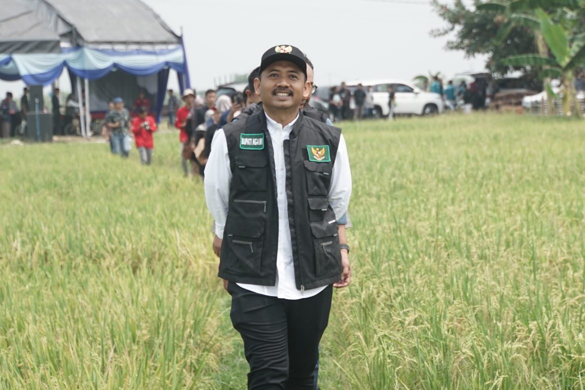Bupati Ngawi, Ony Anwar Harsono, meninjau panen padi petani di wilayah kabupaten setempat, beberapa waktu lalu.