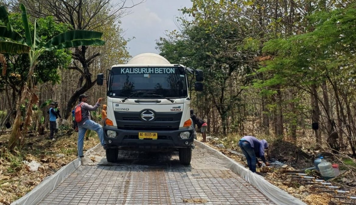 Bupati Ngawi Ony Anwar beton Jalan Bringin-Boan yang menjadi akses warga di tiga desa Kecamatan Bringin, setelah puluhan tahun rusak parah.