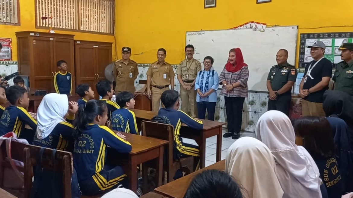 Wali Kota Semarang dan PJJI saat uji coba memberi makan siang gratis di SDN Gisikdrono.