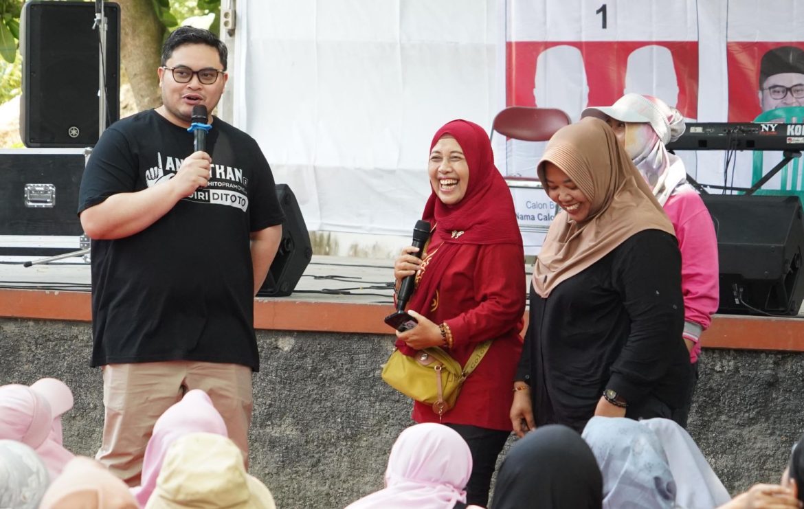Mas Dhito saat dicurhati ibu-ibu kader Posyandu saat melakukan kampanye di Sumber Kembangan, Desa Paron, Kecamatan Ngasem.
