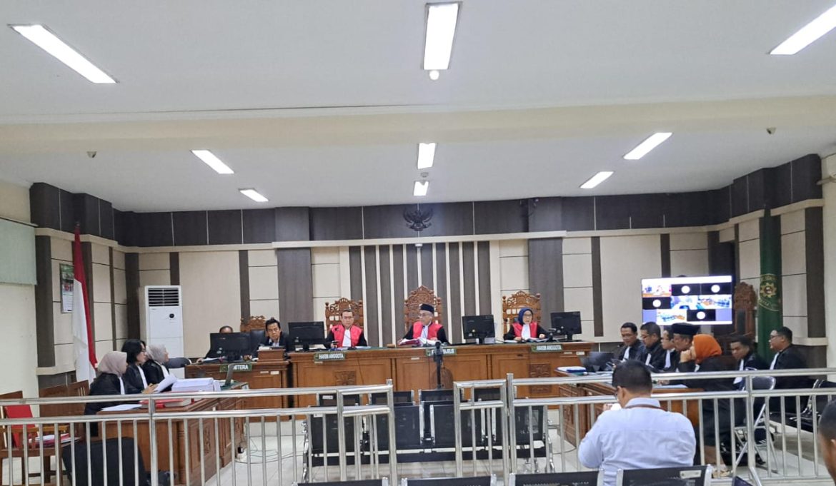 Majelis hakim menyidangkan kasus dugaan korupsi dan pencucian uang Bank Mandiri Semarang.