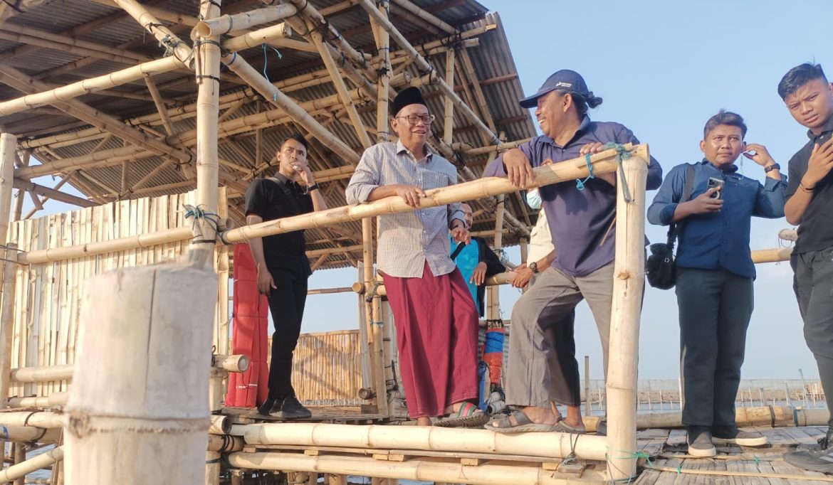 Calon wakil wali kota Semarang, Joko Santoso (bersarung) meninjau pesisir Tambaklorok.