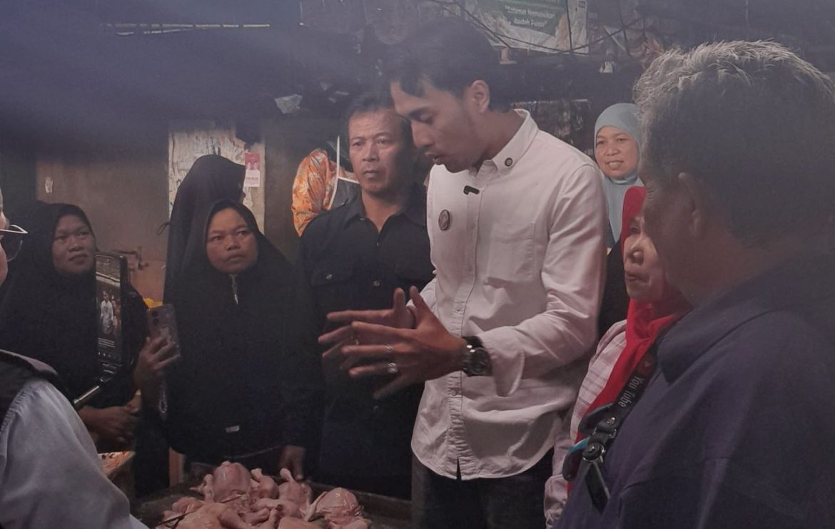 Calon Bupati Tegal, Bima Eka Sakti saat blusukan di Pasar Bumijawa, Rabu (9/10).