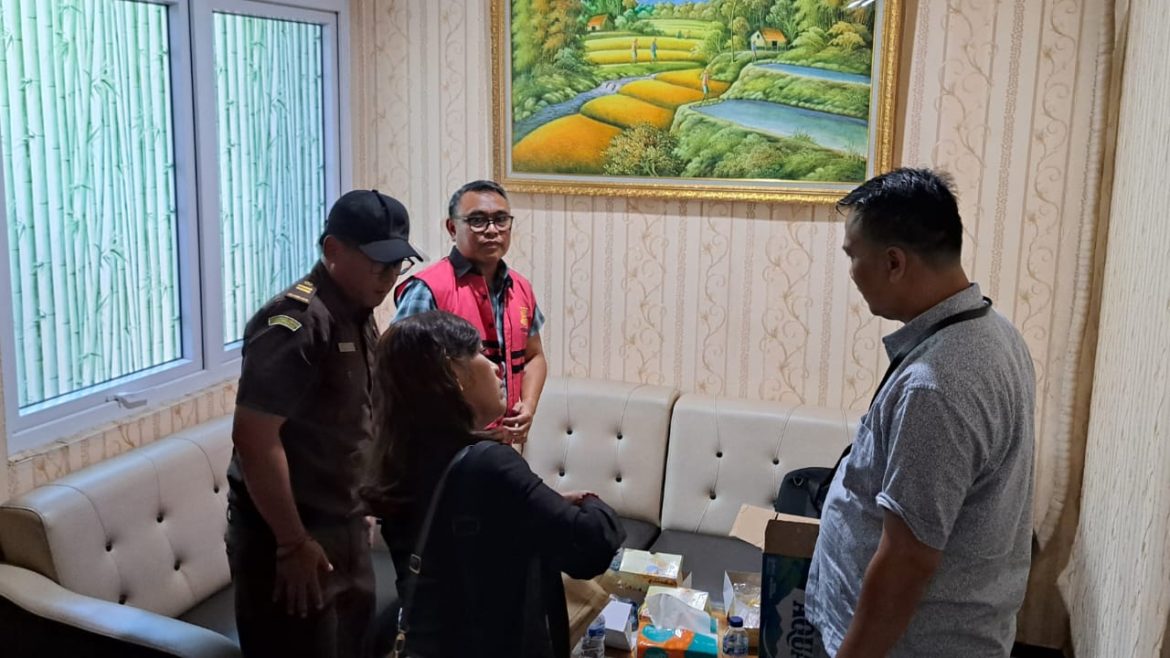 Tersangka Hanggoro mengenakan rompi usai diperiksa saat pelimpahan perkara dari penyidik ke penuntut umum.