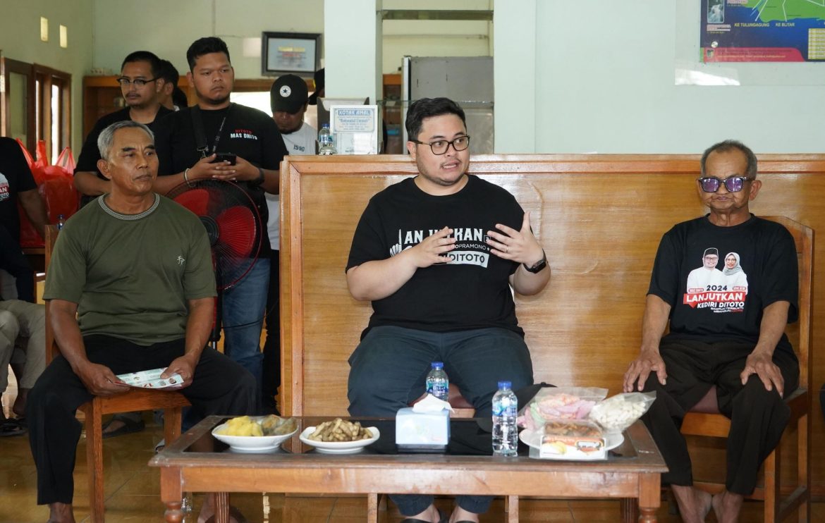 Calon Bupati Kediri petahana Hanindhito Himawan Pramana bertemu dengan warga di Kecamatan Ngancar, Kamis (10/10/2024).