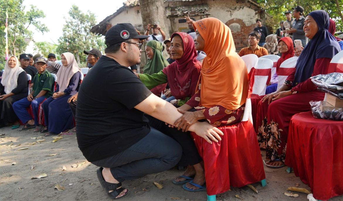 Mas Dhito saat menemui warga di Kampung Onggoboyo yang berada di tengah perkebunan tebu Desa Babadan.