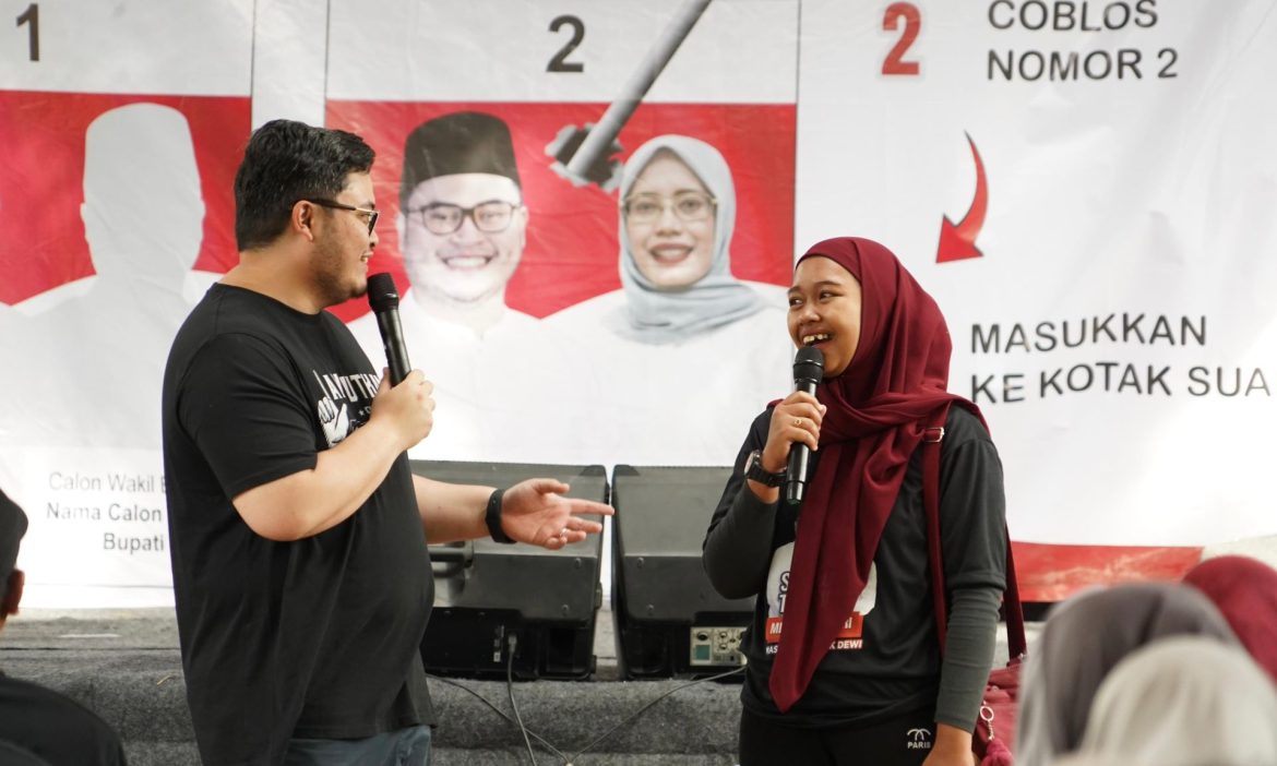 Calon Bupati petahana Pilkada Kediri, Hanindhito Himawan Pramana (Mas Dhito) berdialog dengan warga.