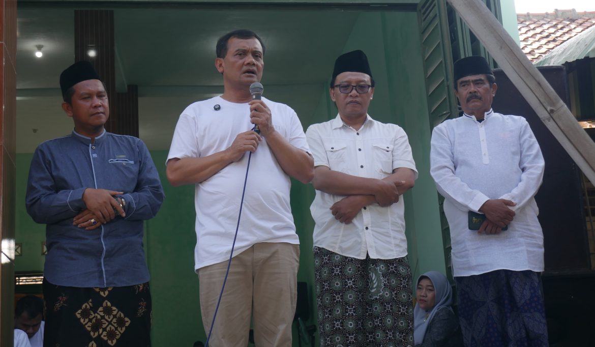 Cagub Ahmad Luthfi (kedua kiri) saat berkomunikasi dengan masyaralat pesisir Pekalongan