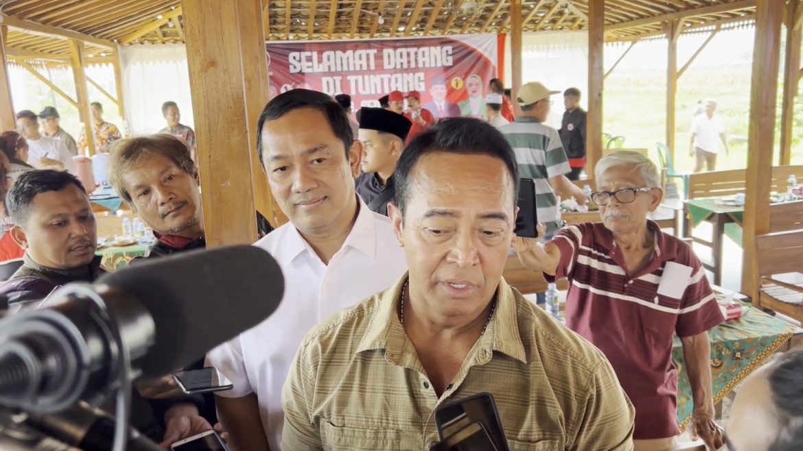 Paslon Andika-Hendi saat menyambangi petani di sekitar Danau Rawa Pening.