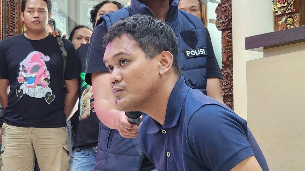 Muhammad Adi Nugroho, pembunuh pacar di kamar kos di Semarang dihadirkan saat konferensi pers di Polrestabes Semarang.