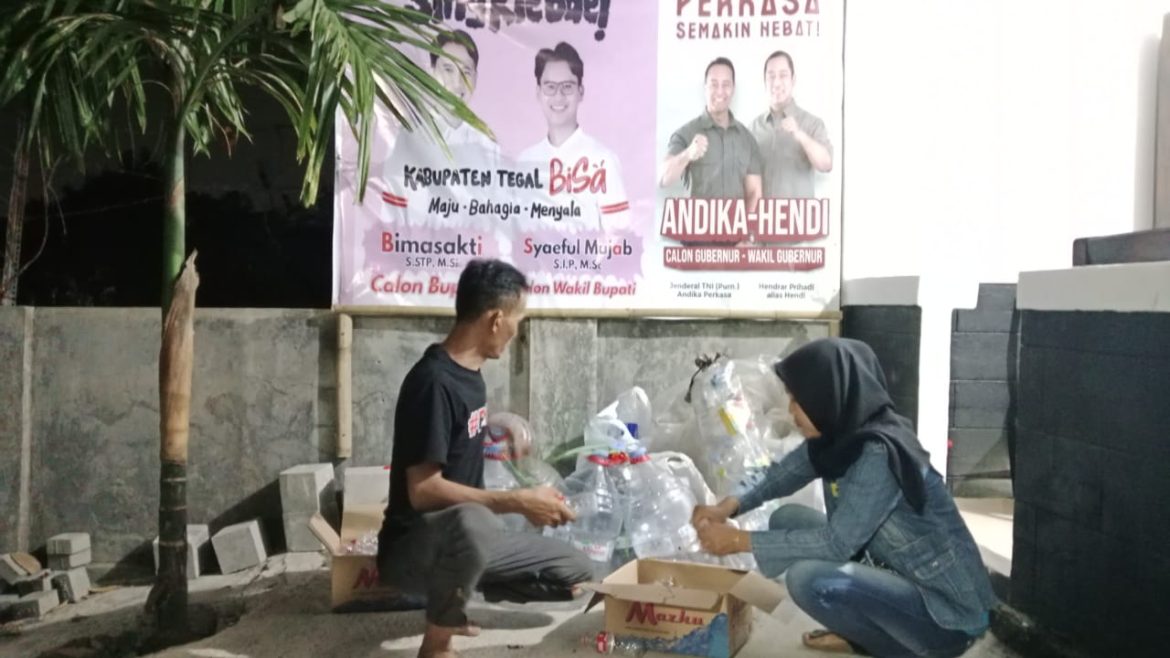 Relawan masyarakat di Tegal menginisiasi pengumpulan sampah botol plastik untuk dijual, guna menyokong pemenangan Bima-Mujab.