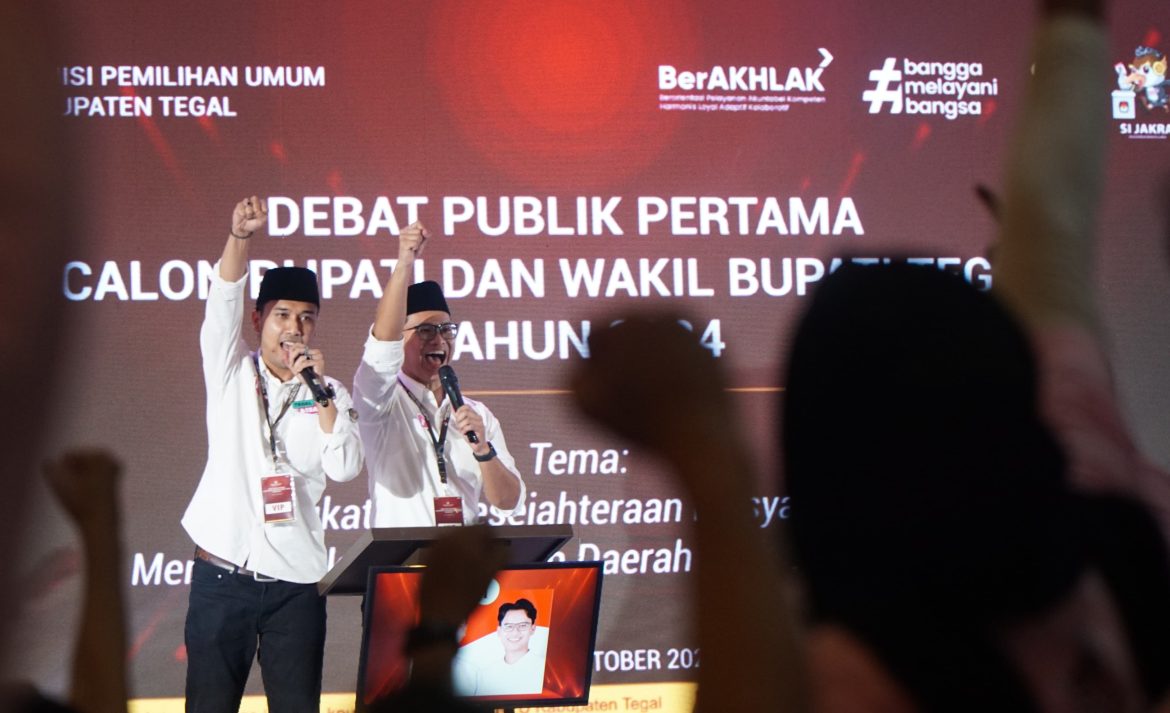 Pasangan calon (paslon) Bupati-Wakil Bupati Tegal nomor urut 01, Bima-Mujab, saat debat perdana di KPU, Kamis (24/10/2024).