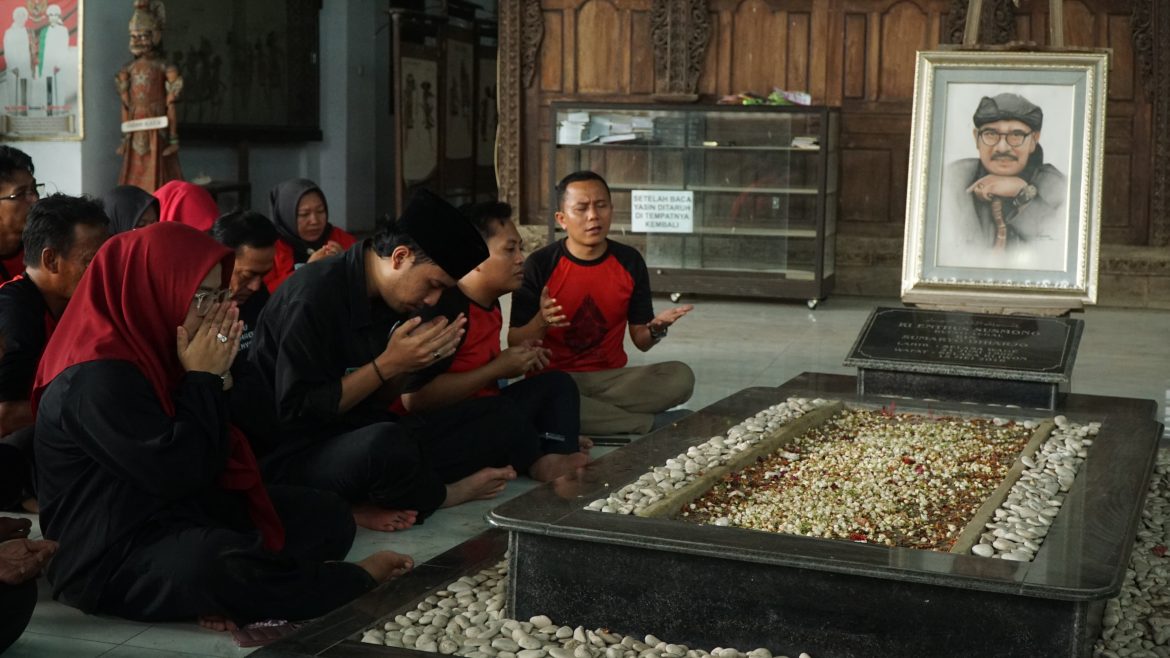 Calon Bupati Tegal, Bima Eka Sakti, berziarah ke makam Ki Enthus Susmono. Keluarga Ki Enthus nyatakan dukungan paslon Bima-Mujab.