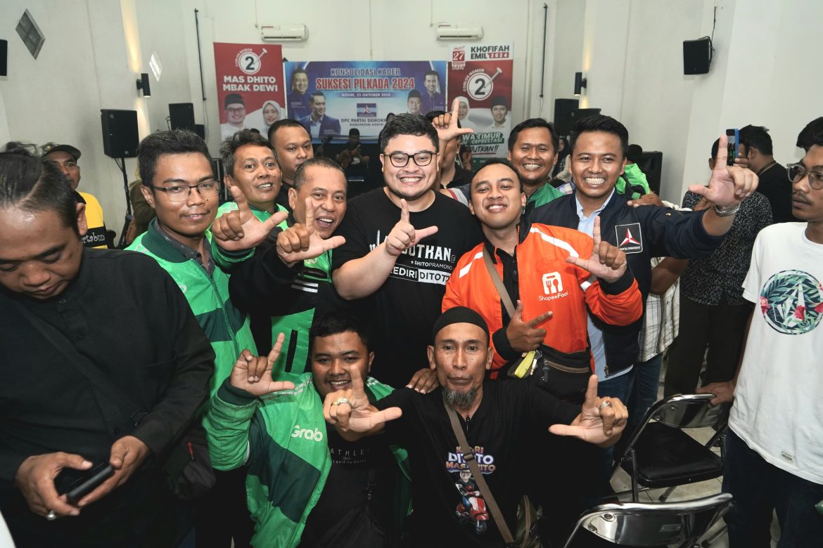 Calon Bupati Kediri petahana, Mas Dhito, bersama komunitas ojol Kediri Raya.