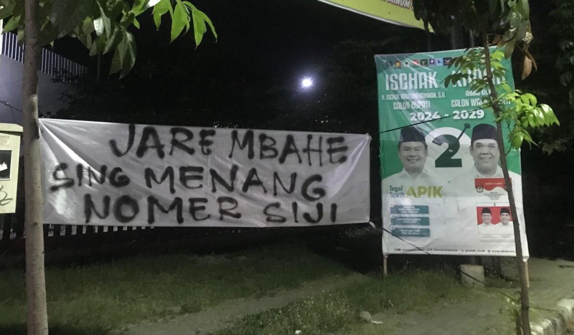 Spanduk kain bikinan relawan Bima-Mujab.