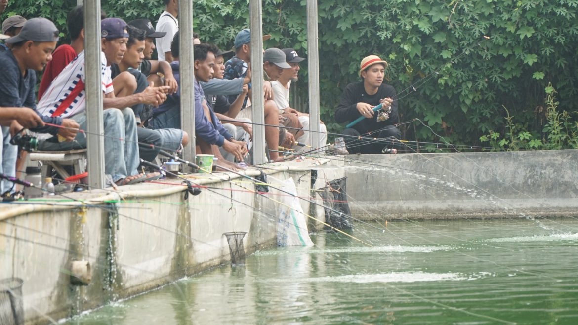 Bima mancing bareng relawan.