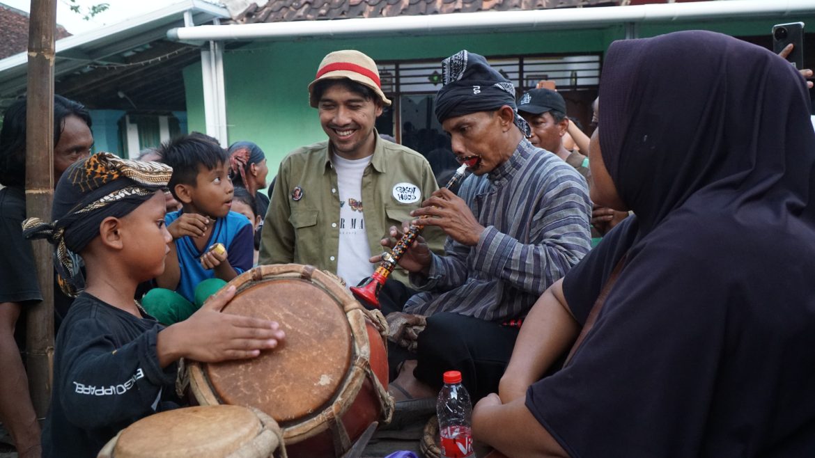 Calon Bupati Tegal, Bima Sakti, hadiri pertunjukan kuda lumping di Desa Blubuk, Dukuhwaru. Bima terkesan tukang kendang cilik.