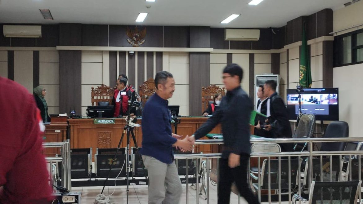 Terdakwa Kedy Afandi (kiri, baju biru) bersalaman dengan pengunjung usai menjalani sidang di Pengadilan Tipikor Semarang.
