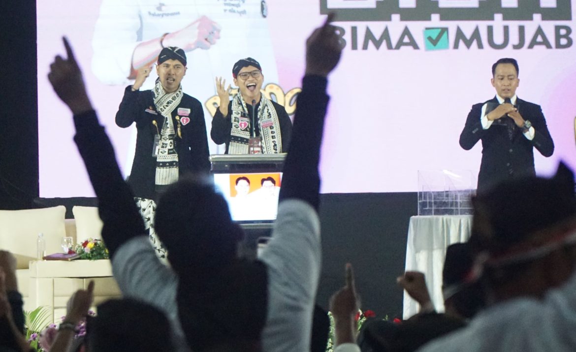 Pasangan calon (paslon) Bupati-Wakil Bupati Tegal, Bima Sakti-Syaeful Mujab, saat debat kedua.
