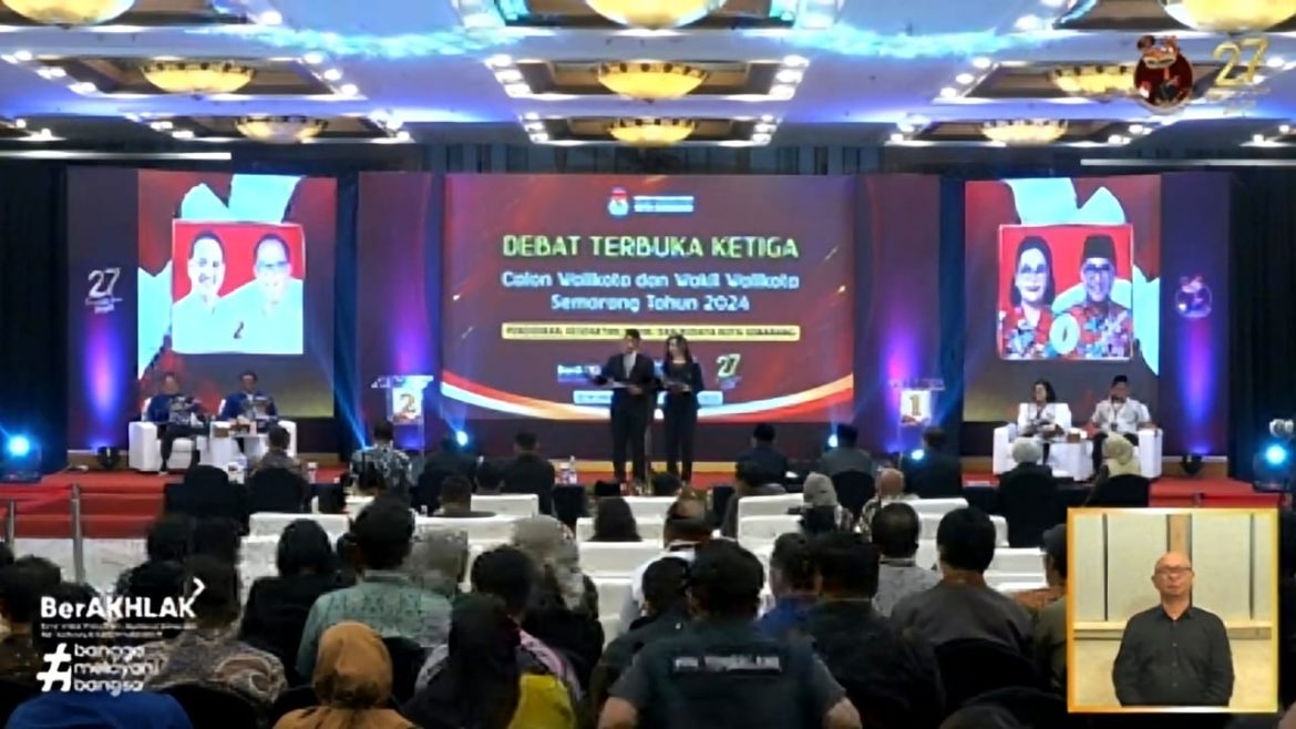 Paslon nomor urut 01 Agustina Wilujeng Pramestuti-Iswar Aminuddin dan paslon nomor urut 02 Yoyok Sukawi-Joko Susanto dalam Debat Terbuka Putaran Ketiga, Jumat (15/11/2024) malam.