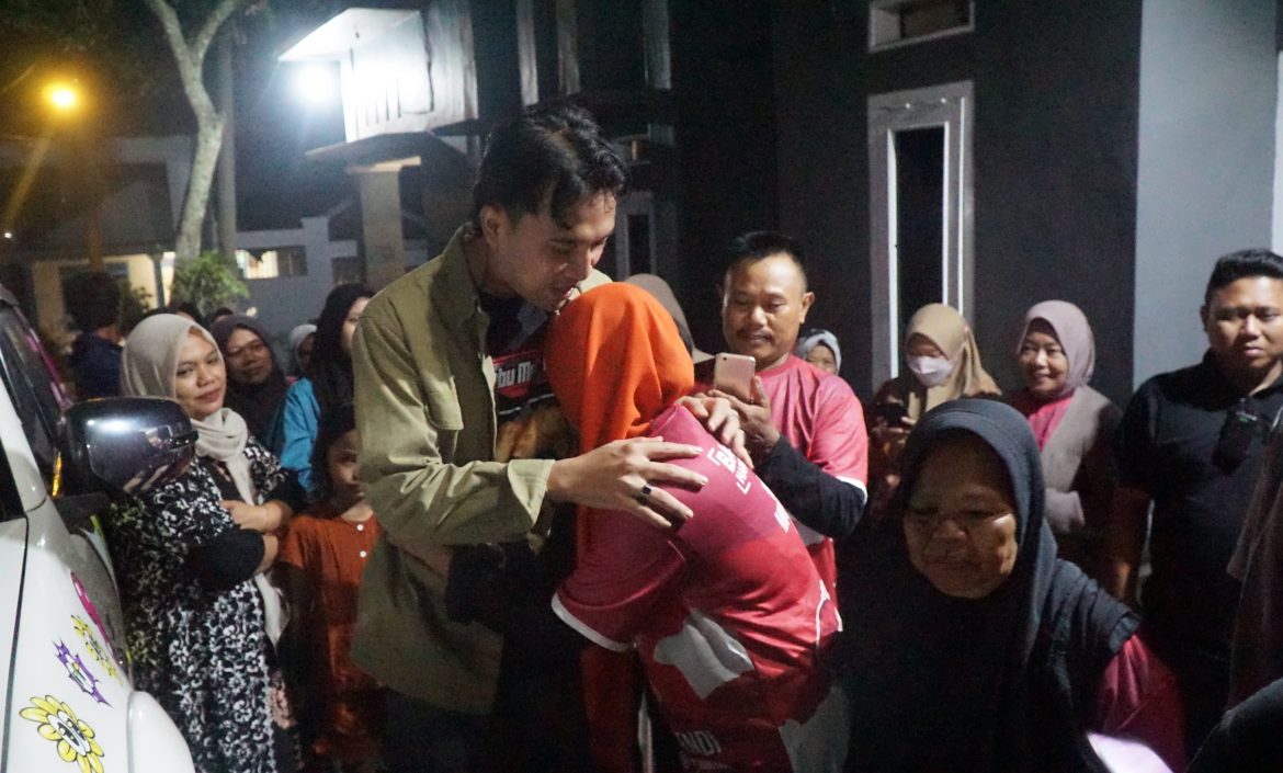 Bima Sakti dan pengasuhnya semasa kecil.
