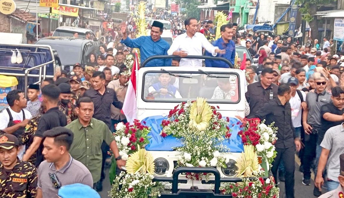 Jokowi bersama Luthfi-Yasin sedang pawai di Tegal.