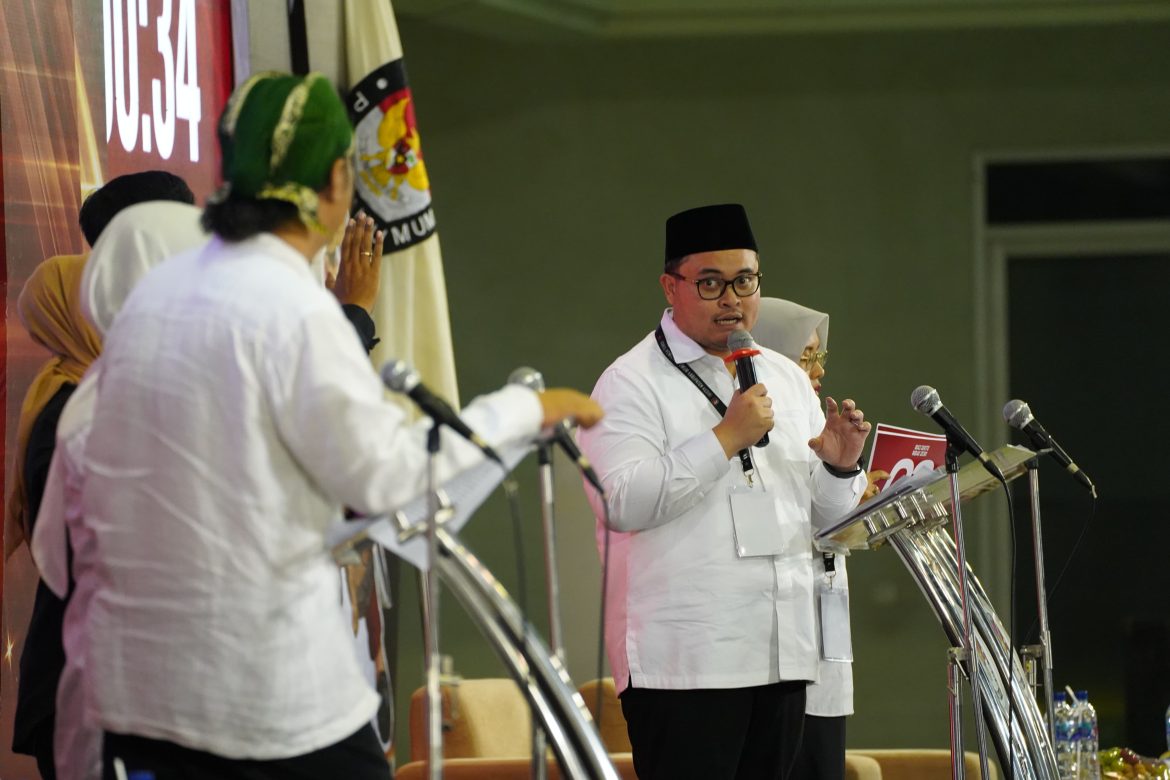 Calon Bupati Kediri petahana, Mas Dhito, dalam debat publik dengan calon bupati penantangnya, Denny.