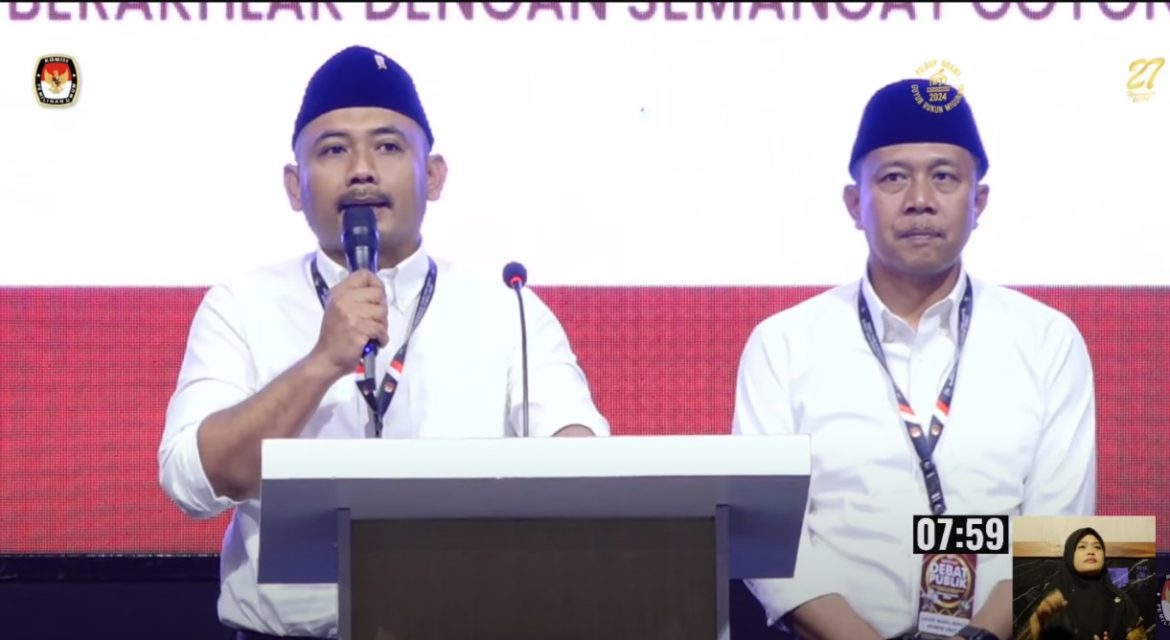 Pasangan calon (paslon) tunggal Bupati dan Wakil Bupati Ngawi, Ony Anwar Harsono-Dwi Rianto Jatmiko (Ony-Antok) mengikuti debat publik yang digelar di Nata Azana Hotel dan disiarkan secara daring, Minggu (17/11/2024).