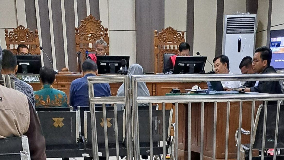 ASN di bawah naungan Kemenhub (sisi kiri) bersaksi di sidang dugaan korupsi dengan terdakwa Yofi Okatrisza di Pengadilan Tipikor Semarang