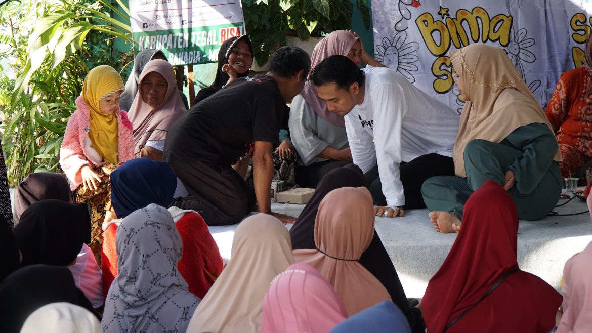 Calon Bupati Tegal Bima Sakti mendengarkan aspirasi masyarakat.