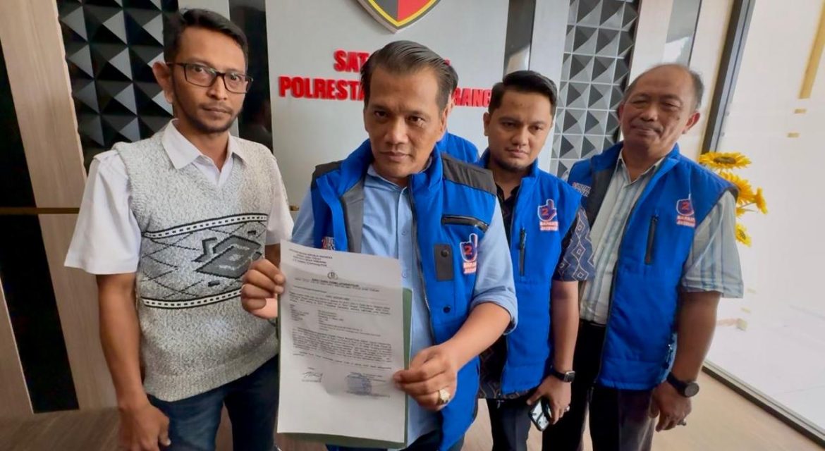 Tim Advokasi Luthfi-Yasin menunjukkan berkas laporan di Polrestabes Semarang.