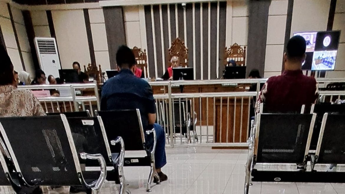 Majelis hakim mendengar tuntutan terdakwa Agus Hartono dan Donny Iskandar yang dibacakan jaksa penuntut umum.