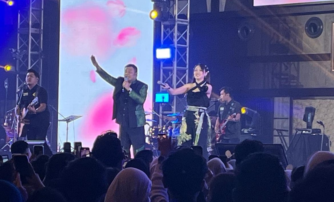 Acara FISIP Fest Undip Music Festival yang berlangsung di Muladi Dome Undip, Sabtu (16/11/2024) malam berlangsung semarak.