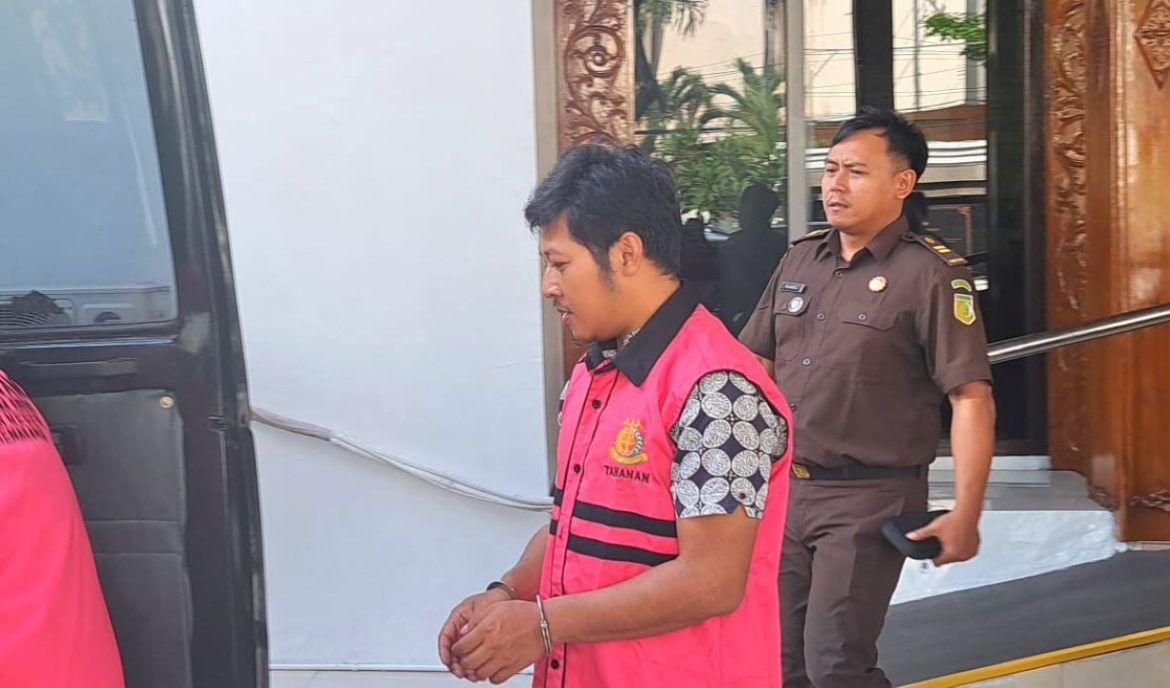 Mantri bank BUMN di Semarang, Panji Hari Prabowo ditahan usai diperiksa di Kejari Kota Semarang.