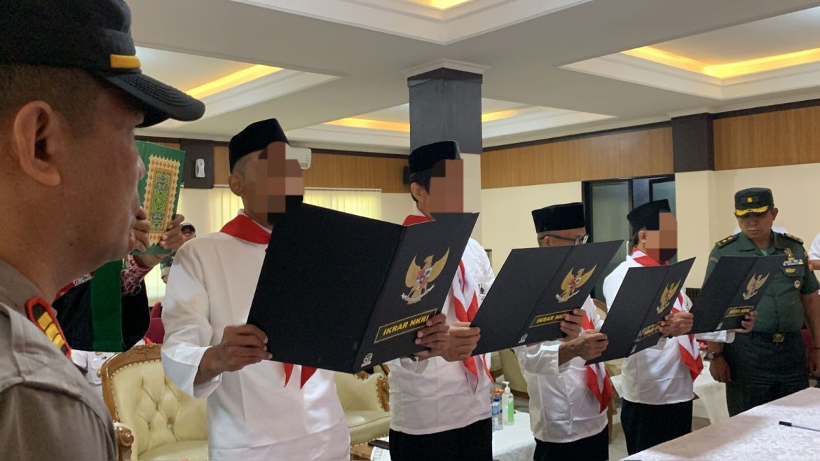 Empat narapidana tindak pidana terorisme yang berafiliasi ke NII menyatakan setia terhadap NKRI dengan mengucap sumpah di Lapas Semarang.