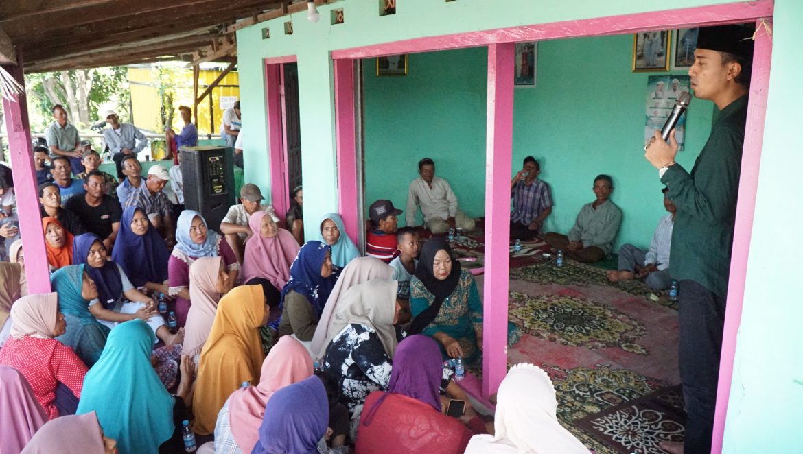 Cabup Tegal janji perbaiki sistem persampahan setelah mendapat keluhan dari warga di Majelis Habib Ali bin Abdullah Al Athas, Dukuhturi.