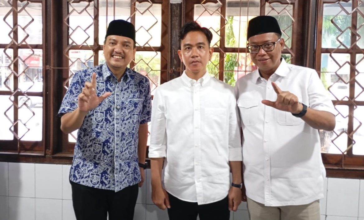 Pasangan calon Wali Kota Semarang, Yoyok Sukawi-Joko Santoso bertemu Wakil Presiden RI Gibran Rakabuming Raka yang sedang ke Semarang.
