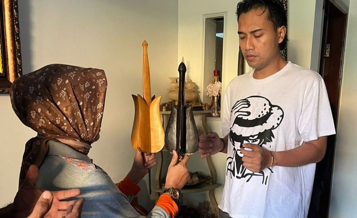 Bima Sakti terima pusaka tombak plered Ki Enthus Susmono.