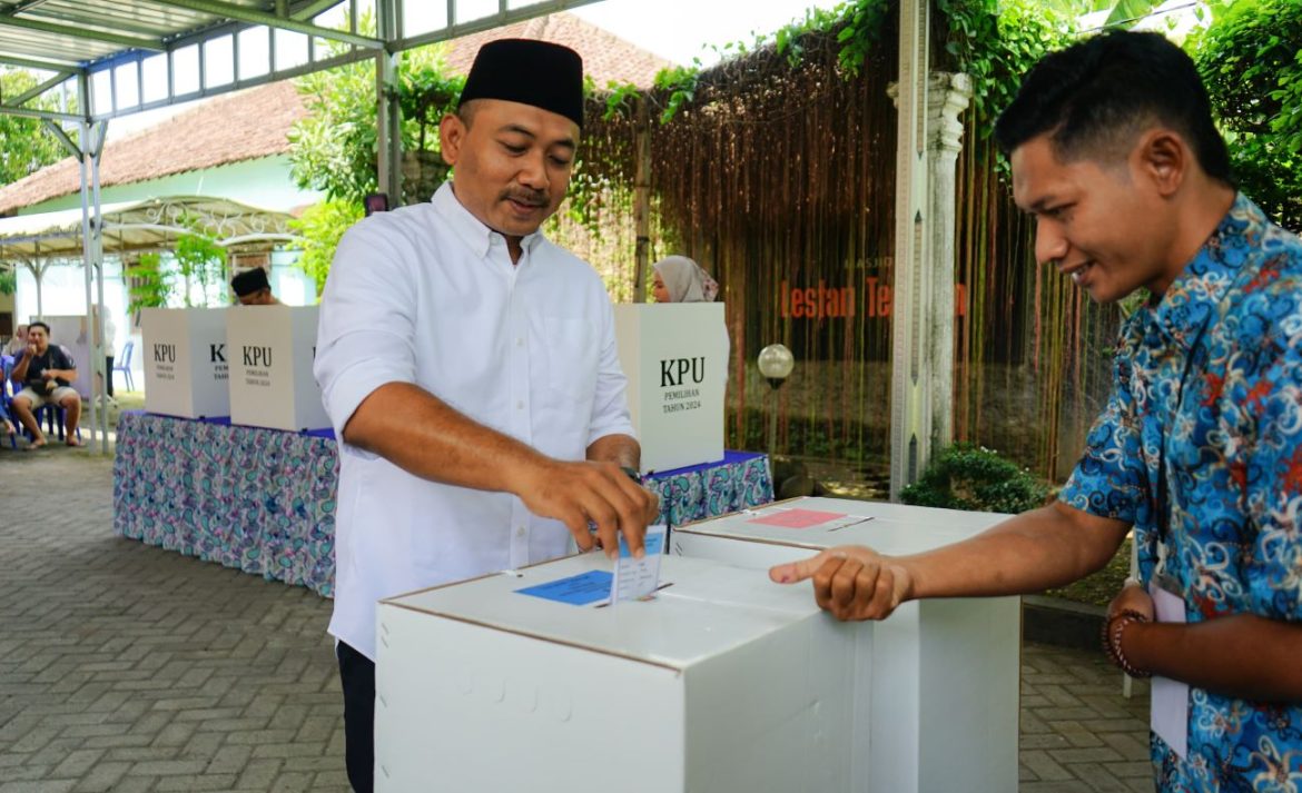 Bupati Ngawi, Ony Anwar Harsono, menyalurkan hak suara.