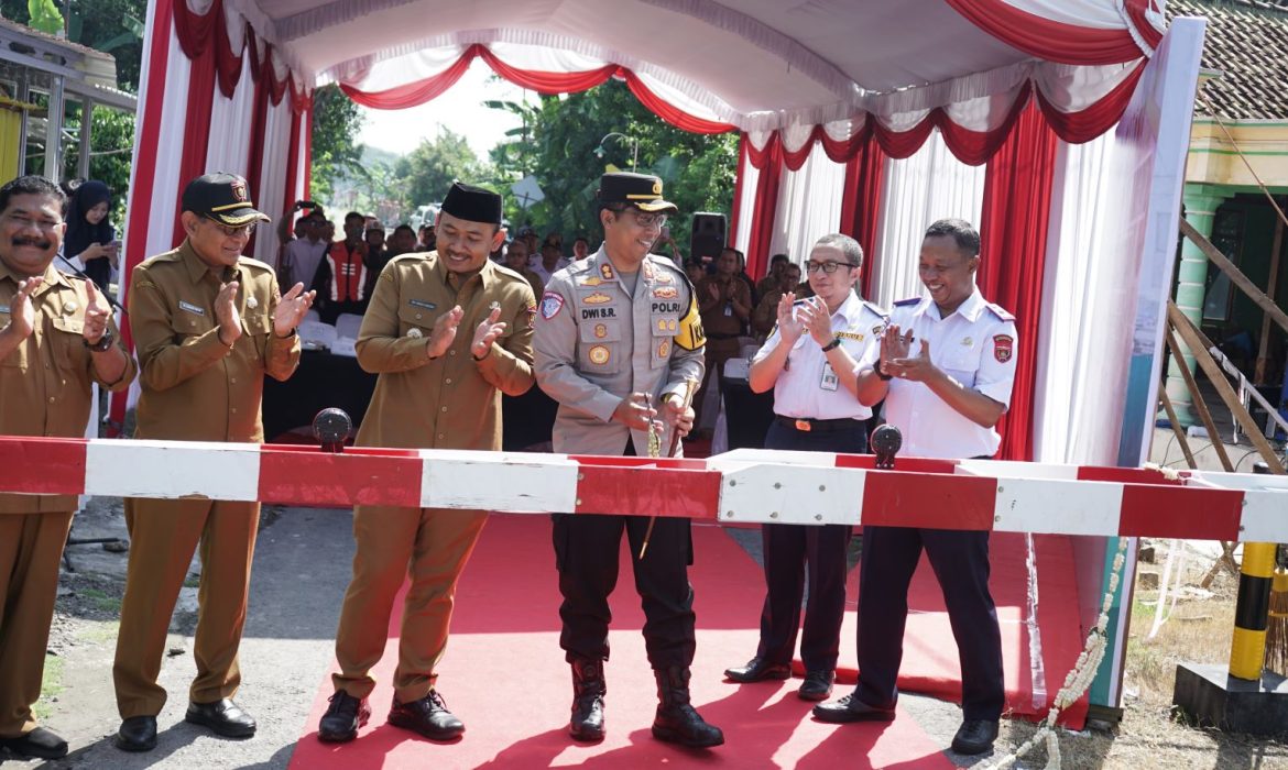 Bupati Ngawi, Ony Anwar Harsono resmikan 5 palang pintu perlintasan kereta api (KA) demi mewujudkan keselamatan pengguna jalan.