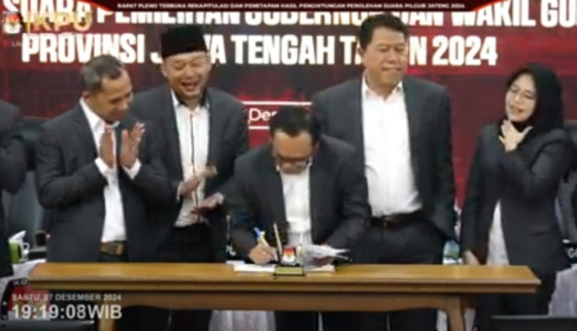 Ketua dan anggota KPU Jateng menandatangani hasil rapat pleno rekapitulasi penghitungan sauar